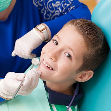Copil cu aparat dentar la consult stomatologic in cabinetul dentar din Bucuresti, sector 3, Titan, Costin Georgian