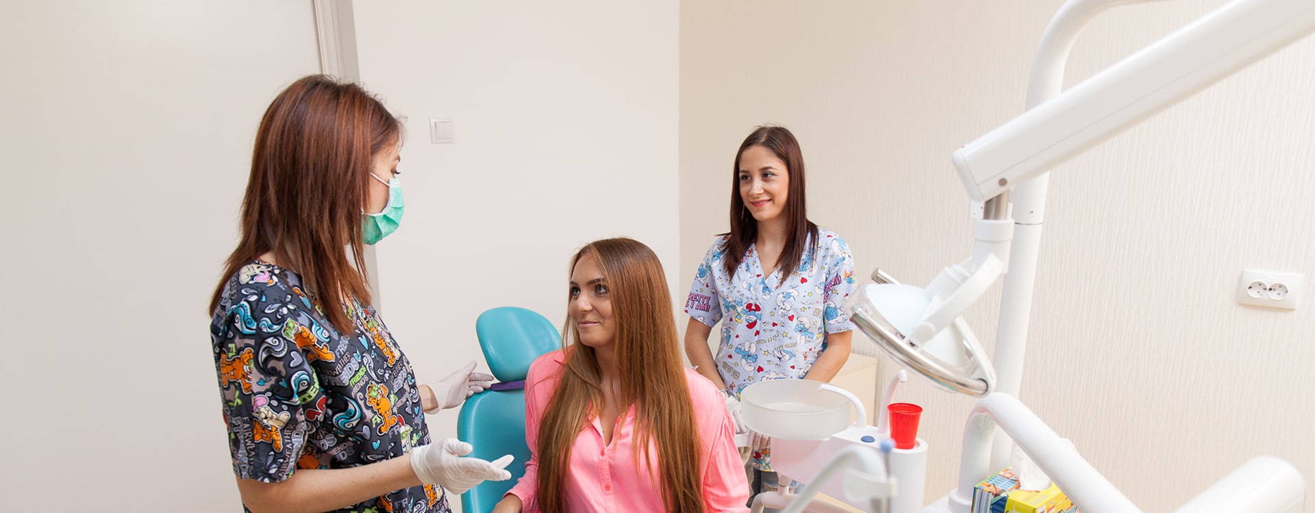 Doctor dentist Gagiu Geanina si doctor dentist Gagiu Alexandra ofera consultatie pacientilor in vederea necesitatii punerii aparatului ortodontic.