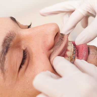 Pacient cu aparat dentar la consult stomatologic doctor dentist Gagiu Geanina