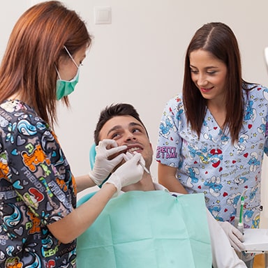 Pacient cu aparat dentar la un consult stomatologic