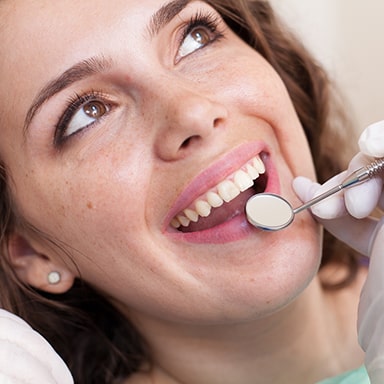 Pacienta cu carie dentara in vizita la un consult stomatologic la medicul dentist sector 3 Titan