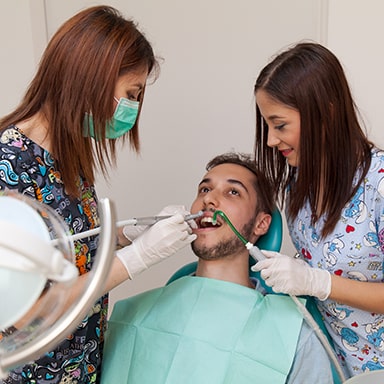 Pacient cu implant dentar la control la doctor dentist Gagiu Geanina si Gagiu Alexandra